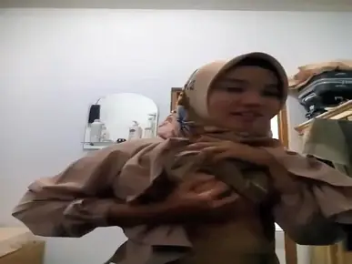 Guru Jilbab Toket Diremas Masuk Kamar Privat, Kelas yang Tidak Ada di Daftar Resmi