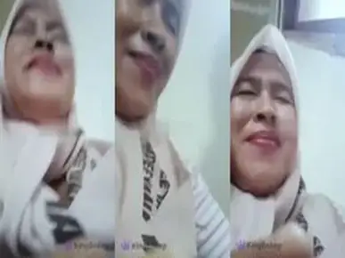 Ukhti Tante Hijab Pasrah Digenjot Sambil Senyum